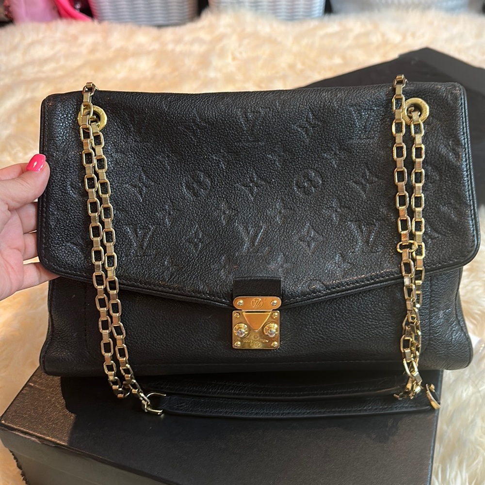 This is an authentic LOUIS VUITTON in Black leather.